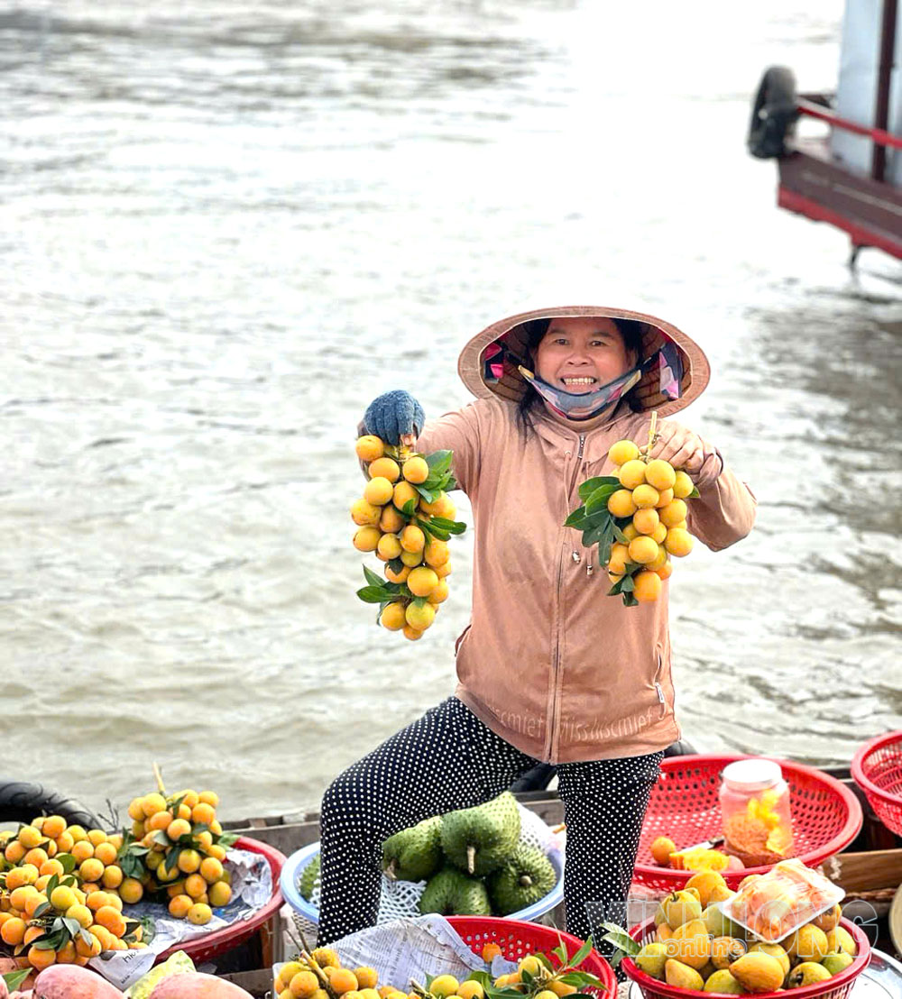 Người dân chợ nổi Cái Răng giới thiệu sản vật địa phương cho du khách.

