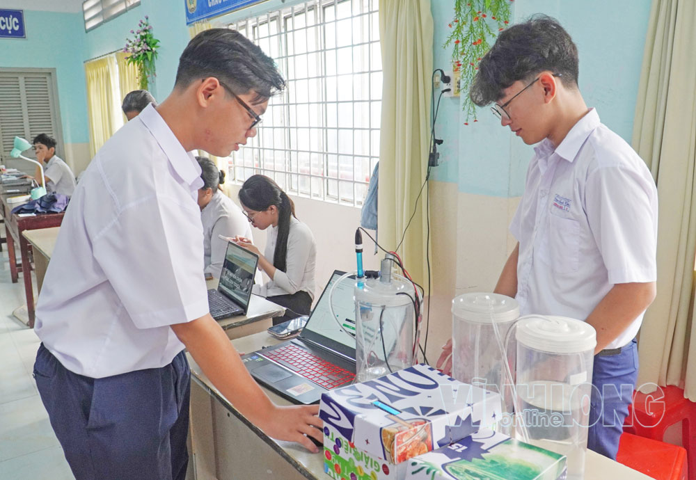Học sinh Trường THPT Nguyễn Đình Chiểu trong ngày hội STEM của trường.

