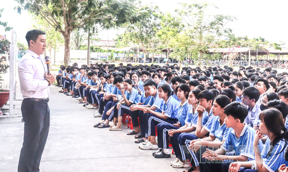 Học sinh Trường THCS và THPT Phan Văn Đáng (xã Trung Hiệp) tham gia chương trình giáo dục kỹ năng.