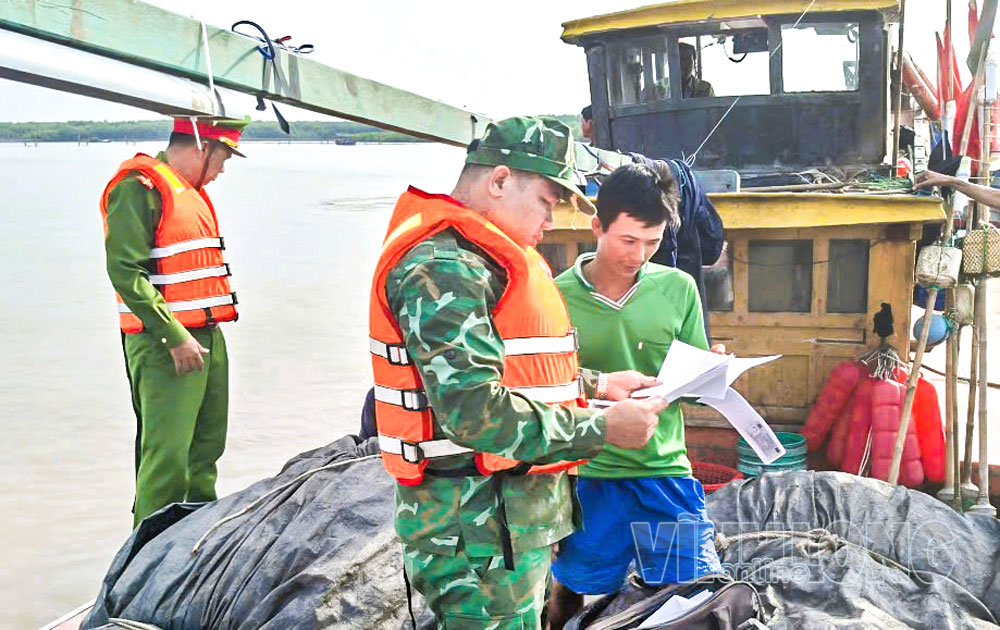 Công an xã Thới Thuận phối hợp Đồn Biên phòng cửa khẩu Cảng Giao Long tuyên truyền về khai thác IUU đối với người dân.