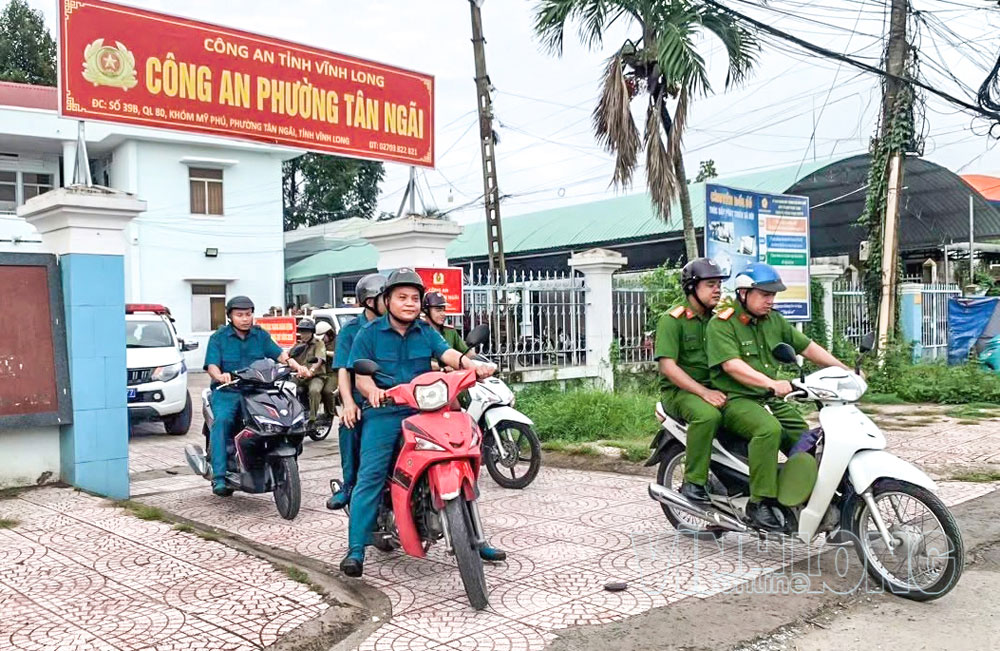 Công an phường Tân Ngãi ra quân triển khai đợt cao điểm phòng, chống tội phạm. Ảnh: TRUNG HƯNG