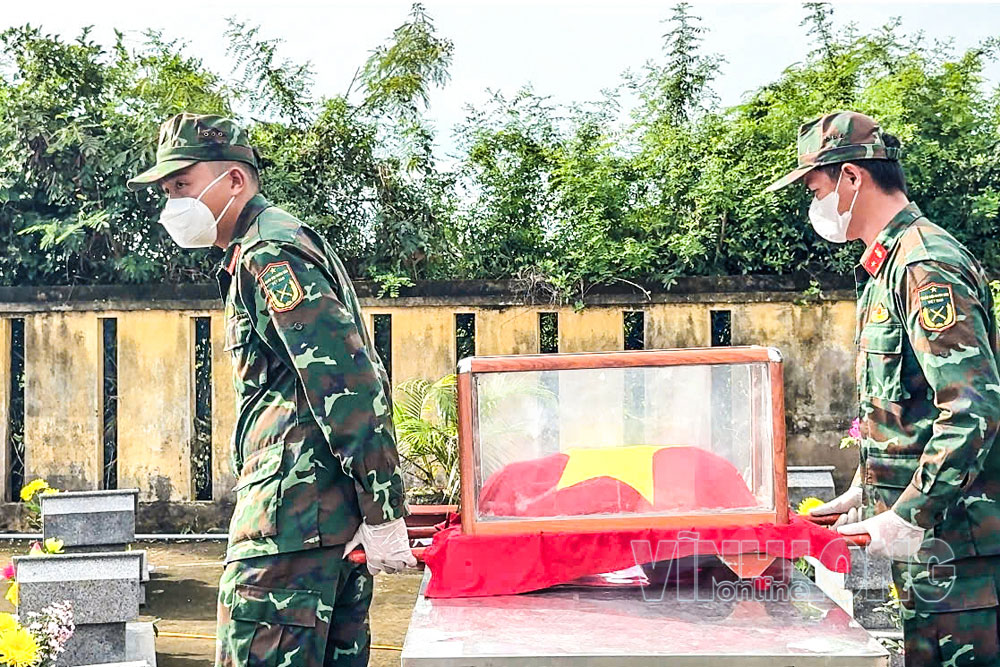 Lực lượng tổ chức lấy mẫu hài cốt liệt sĩ.


