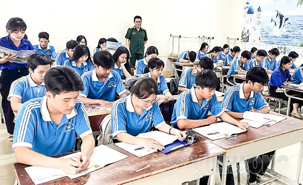Giờ học môn Giáo dục quốc phòng và an ninh của học sinh Trường THCS-THPT Hòa Minh. Ảnh: NGỌC XOÀN