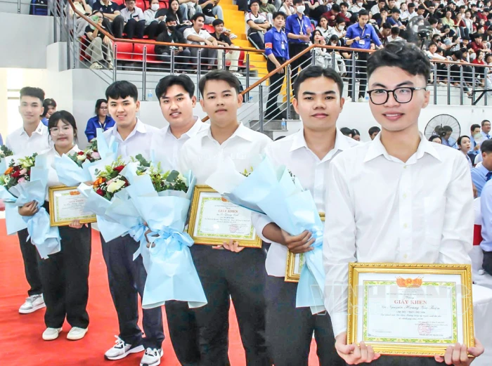 Nỗ lực học tập của 2 tân sinh viên thủ khoa đại học
