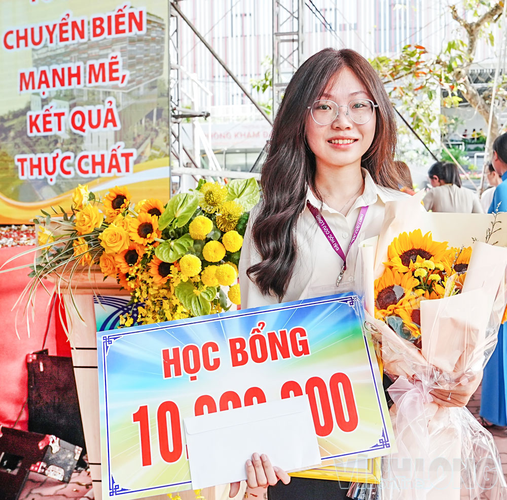 Trương Thị Ánh Dương được Trường ĐH Cửu Long khen thưởng trong lễ khai giảng năm học mới. Ảnh: CAO HUYỀN

