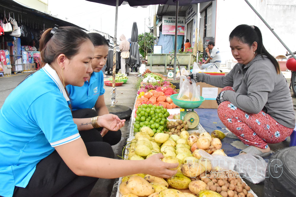 Tiểu thương Dương Thị Thảo Sương sử dụng phương tiện đo lường đúng quy định, bảo đảm trong mua bán.

Ảnh: MẪN QUÂN

