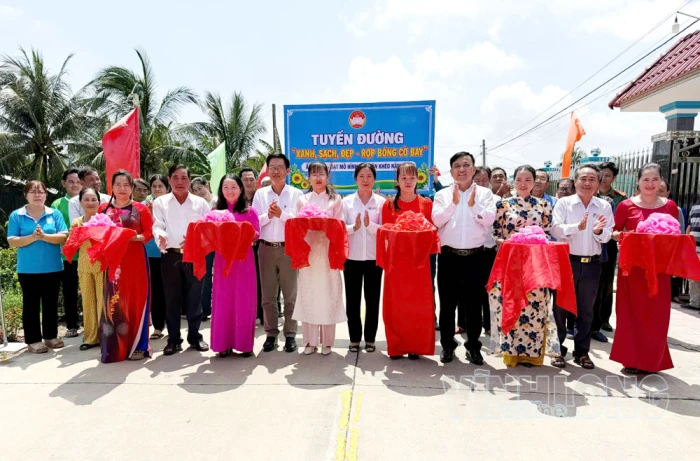 Xã Quới Điền công nhận mô hình Dân vận khéo “Tuyến đường xanh, sạch, đẹp- rợp bóng cờ bay”