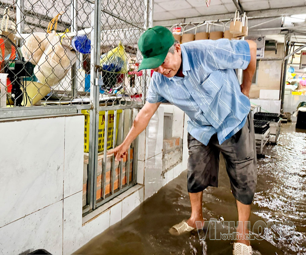 Nước ngập làm hoạt động mua bán của tiểu thương chợ Phước Hậu điểm 1 (phường Phước Hậu) bị ảnh hưởng.

Ảnh: THẢO TIÊN

