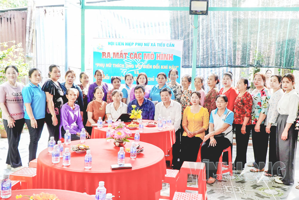 Hội LHPN xã Tiểu Cần ra mắt mô hình “Phụ nữ thích ứng với biến đổi khí hậu” và “Mỗi gia đình - Một địa chỉ tin cậy”, tại ấp Tân Trung Kinh.

