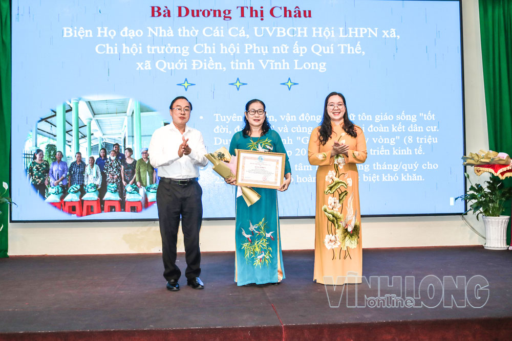 Đồng chí Nguyễn Thị Hồng Nhung- Ủy viên Thường vụ Tỉnh ủy, Phó Chủ tịch Thường trực Ủy ban MTTQ Việt Nam tỉnh trao tặng giấy khen cho cô Dương Thị Châu tại hội nghị biểu dương gương điển hình tiêu biểu phụ nữ
tôn giáo do Hội LHPN tỉnh tổ chức.