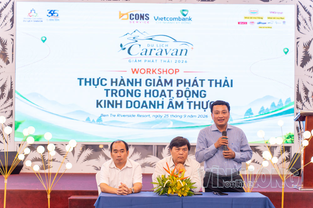 Ông Phan Văn Thông - Giám đốc Công ty TNHH Du lịch Dịch vụ Thương mại Cồn Phụng chia sẻ hoạt động phục vụ du khách hướng đến du lịch bền vững.

