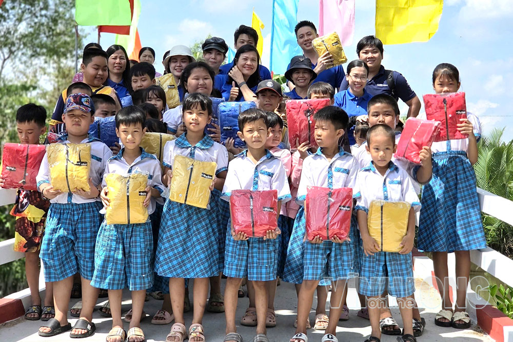 Hội LHPN tỉnh vận động mạnh thường quân trao học bổng cho học sinh tại xã Tam Bình.
