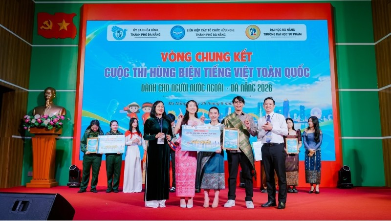 Ban tổ chức trao giải nhất cho các thành viên OPEN TEAM. (Ảnh: CTV)