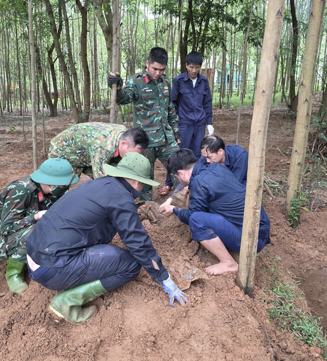 Thêm một hài cốt liệt sĩ được tìm thấy tại khu vực bản Bãi Dinh.

ẢNH: ĐỘI TÌM KIẾM, QUY TẬP HÀI CỐT LIỆT SĨ SỐ 1

