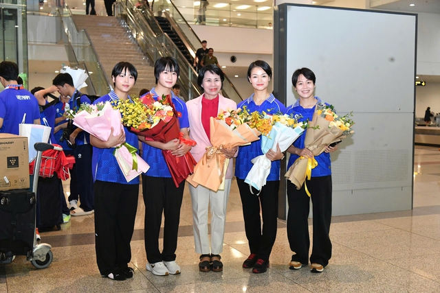 Phó cục trưởng Cục TDTT Việt Nam Lê Thị Hoàng Yến (giữa) tặng hoa chúc mừng HLV Đỗ Thị Thu Hà cùng ba võ sĩ Nguyễn Ngọc Trâm, Bùi Ngọc Nhi và Hoàng Thị Thu Uyên.
