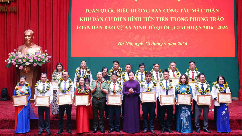 Tôn vinh các tập thể, cá nhân thành tích xuất sắc trong phong trào Toàn dân bảo vệ an ninh Tổ quốc giai đoạn 2016-2026. (Ảnh: BỘ CÔNG AN)