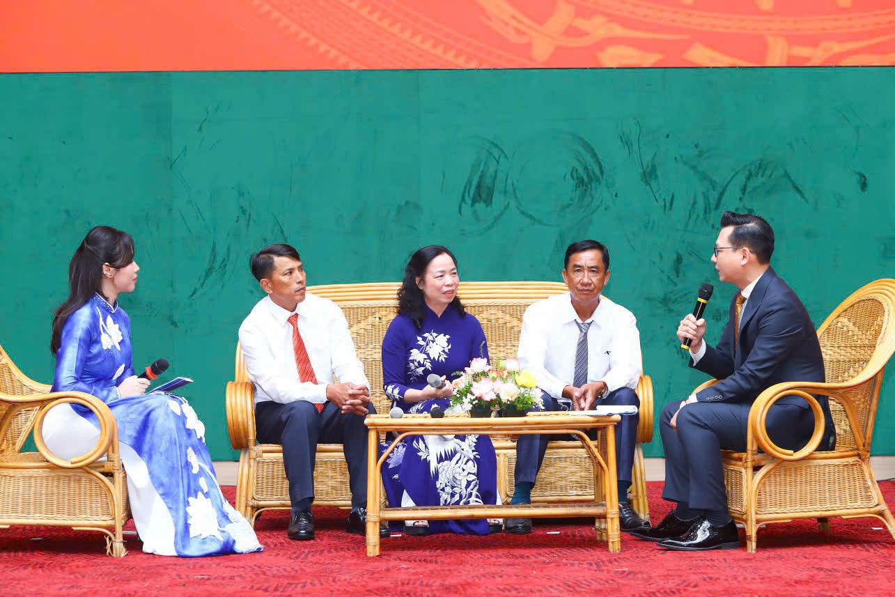 Các điển hình tiên tiến giao lưu tại hội nghị. (Ảnh: LÊ KHÁNH)