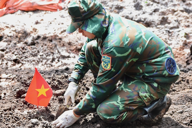 Chiến sĩ đội K74 thực hiện nhiệm vụ quy tập hài cốt liệt sĩ tại công viên Lê Thị Riêng.
ẢNH: BỘ TƯ LỆNH TP.HCM CUNG CẤP