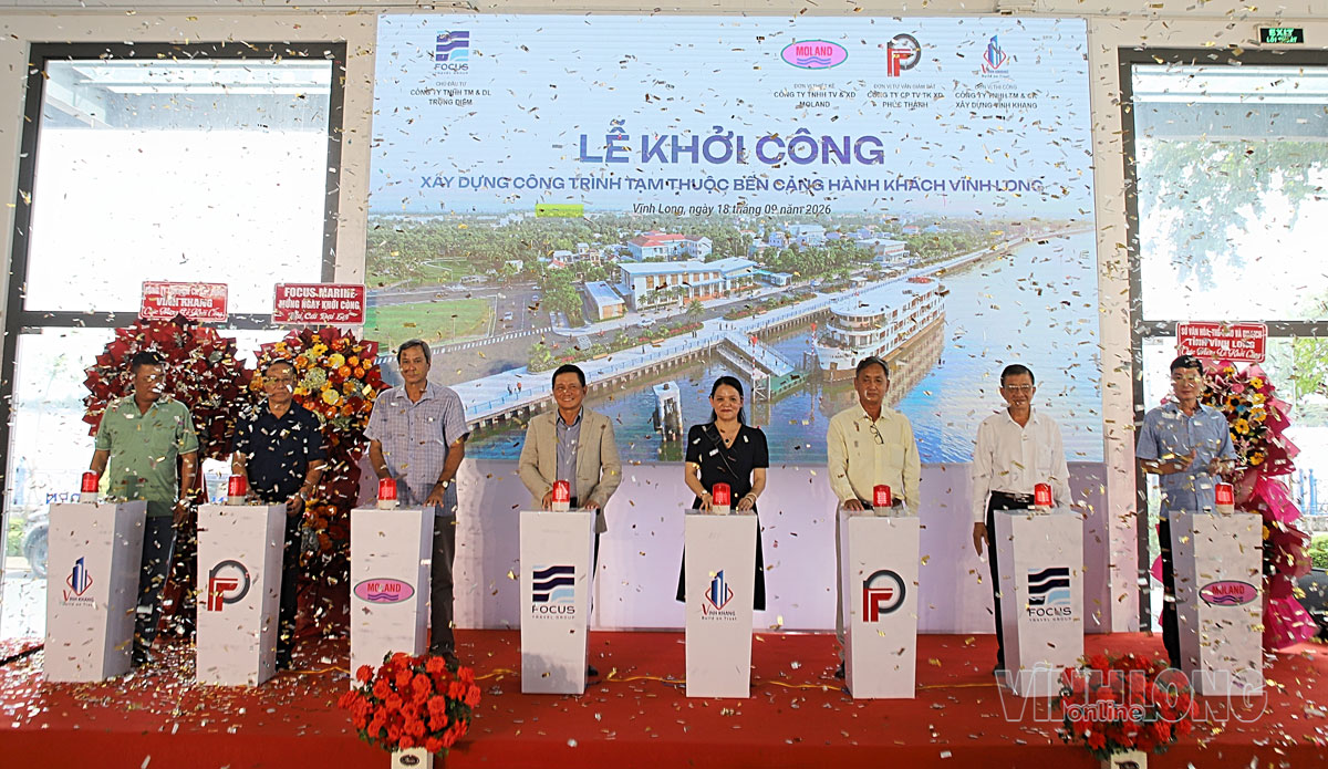  Các đại biểu tham dự thực hiện nghi thức khởi công công trình.

