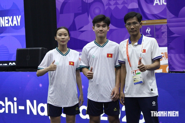 HLV Lê Quang Khang và cặp đôi nam nữ Việt Nam. ẢNH: Đ.K