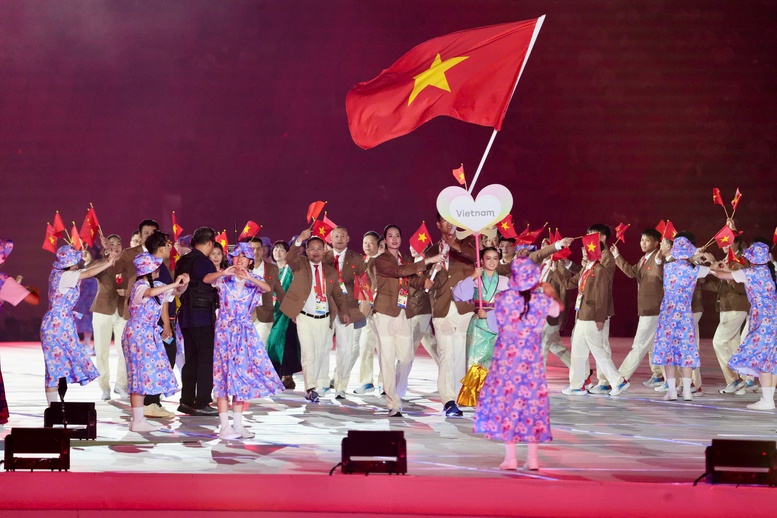 Quốc kỳ Việt Nam tại Lễ khai mạc ASIAD 20 - Ảnh: Hiển Trần