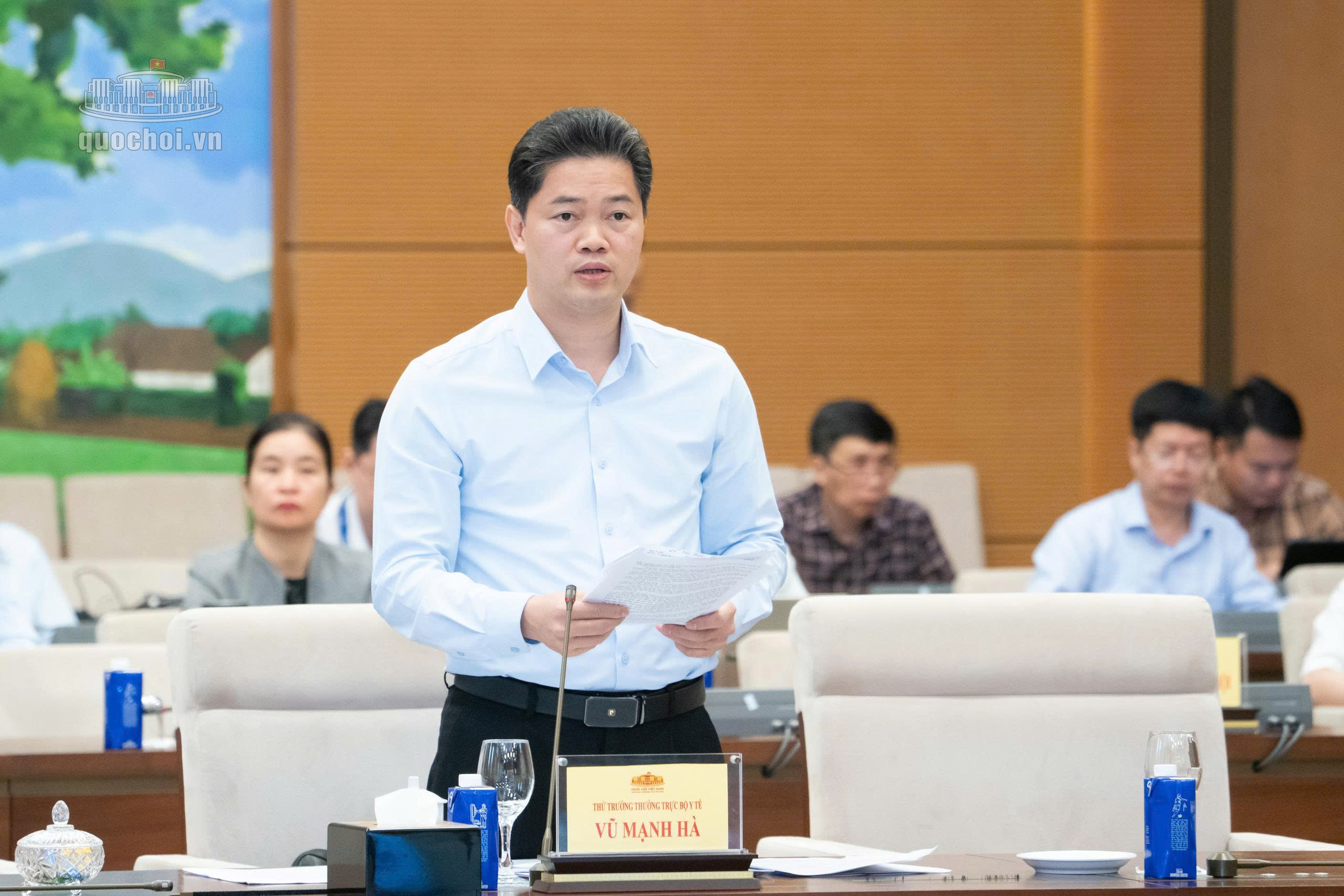 Thứ trưởng Bộ Y tế Vũ Mạnh Hà đọc tờ trình dự án luật.

ẢNH: QUỐC HỘI

