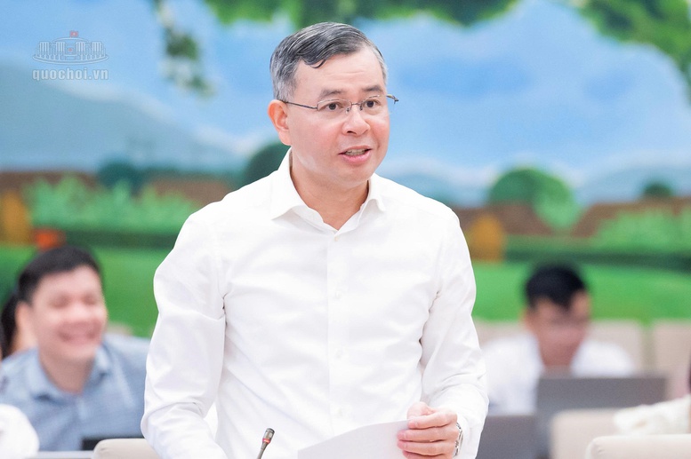 Bộ trưởng Bộ Tài chính Ngô Văn Tuấn báo cáo tại phiên họp

