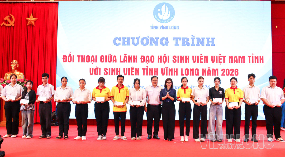Trao tặng học bổng cho sinh viên có hoàn cảnh khó khăn.