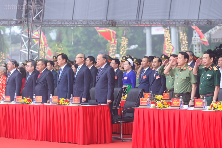 Tổng Bí thư, Chủ tịch nước Tô Lâm và các đại biểu dự Lễ kỷ niệm 72 năm Ngày Bác Hồ về thăm Đền Hùng và khánh thành Tượng đài “Bác Hồ với ngày hội non sông” - Ảnh: chinhphu.vn/Nhật Bắc