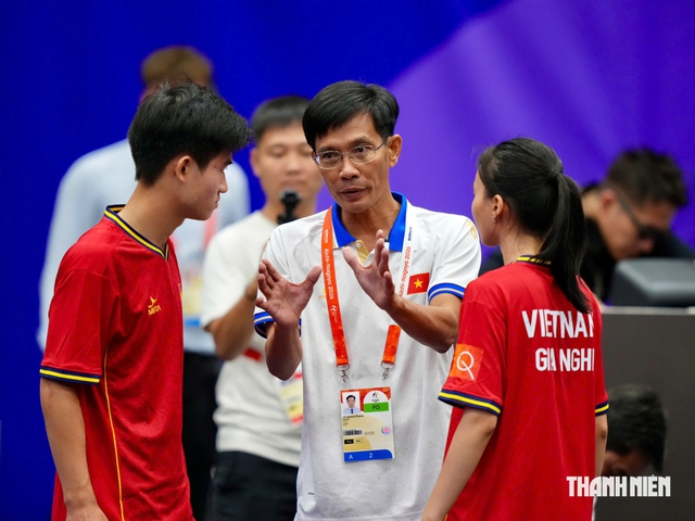 HLV Lê Quang Khang chỉ đạo sát sao. ẢNH: ĐỘC LẬP
