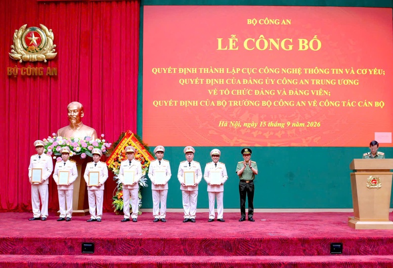 Bộ trưởng Lương Tam Quang trao các Quyết định, chúc mừng Cục Công nghệ thông tin và Cơ yếu - Ảnh: BCA

