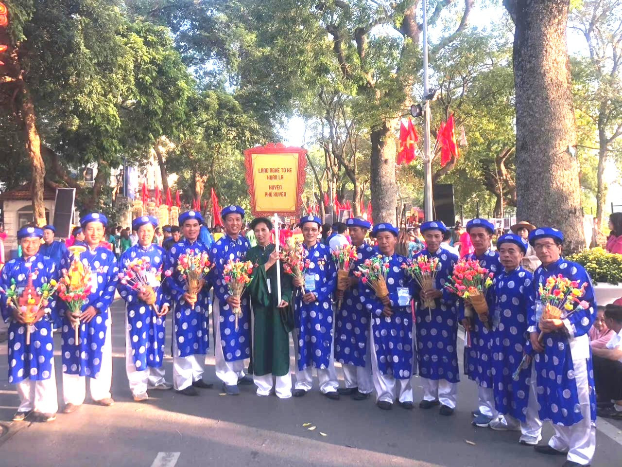 Các nghệ nhân làng nghề tò he thôn Xuân La. (Ảnh: Nghệ nhân Đặng Đình Hổ cung cấp)