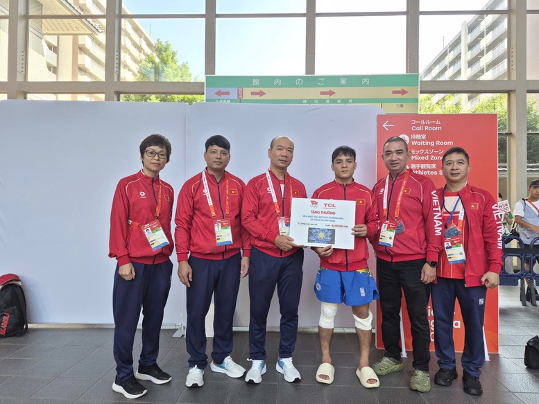 Ông Hoàng Quốc Vinh- Trưởng phòng thể thao thành tích cao, phó trưởng Đoàn TTVN trao thưởng cho Đinh Văn Tâm. Ảnh: Bùi Lượng

