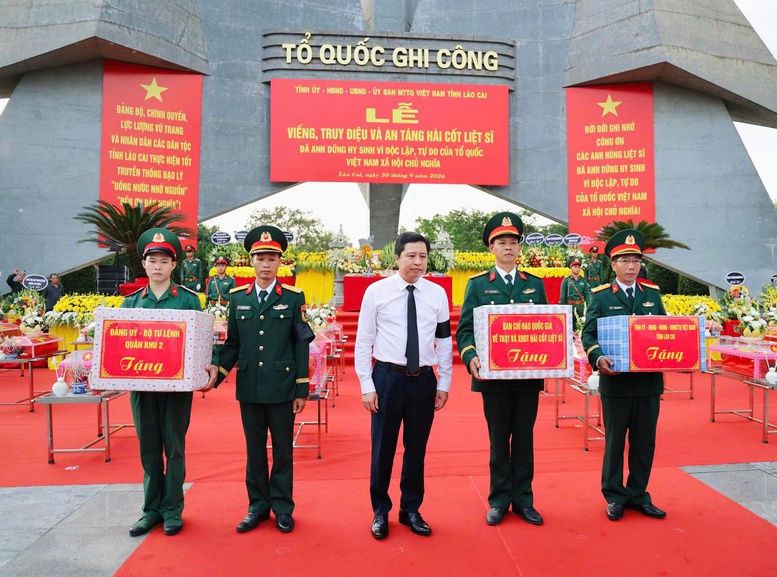 Bí thư Tỉnh ủy Lào Cai Dương Quốc Huy tặng quà động viên Đội tìm kiếm, quy tập hài cốt liệt sĩ tỉnh Lào Cai - Ảnh: chinhphu.vn/Thu Giang

