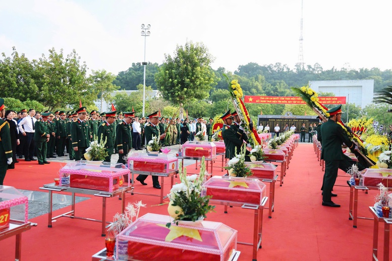 Lễ viếng, truy điệu và an táng 71 hài cốt liệt sĩ được tìm kiếm, quy tập trên địa bàn tỉnh Lào Cai - Ảnh: chinhphu.vn/Thu Giang

