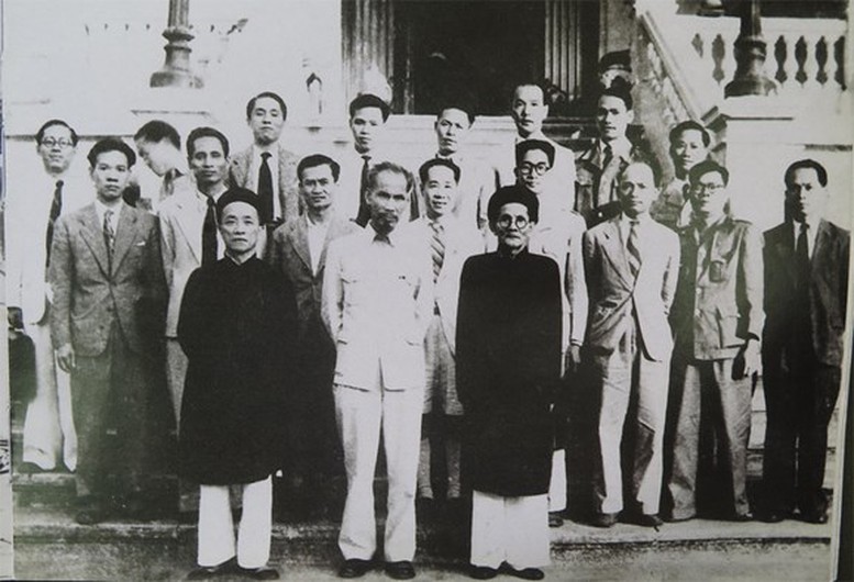 Chủ tịch Hồ Chí Minh và cụ Huỳnh Thúc Kháng (hàng đầu, thứ nhất từ phải sang) trong Chính phủ đầu tiên của nước Việt Nam Dân chủ Cộng hòa. Ảnh tư liệu

