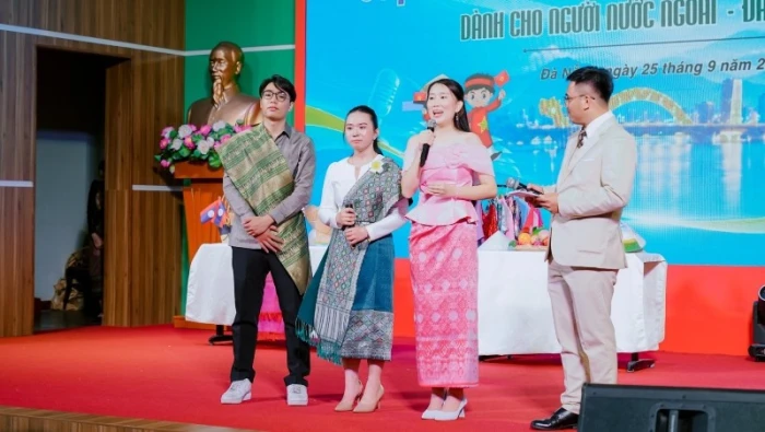 Sinh viên Lào, Campuchia kể chuyện “Những ngôi chợ bên dòng Mê Kông” bằng tiếng Việt