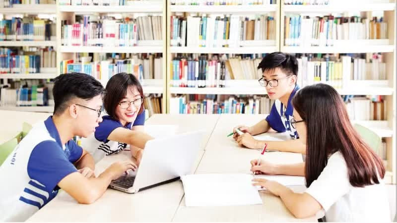 Sinh viên Đại học Quốc gia Hà Nội tra cứu tại Trung tâm Thông tin-Thư viện trường. (Ảnh: DƯƠNG TÂM)