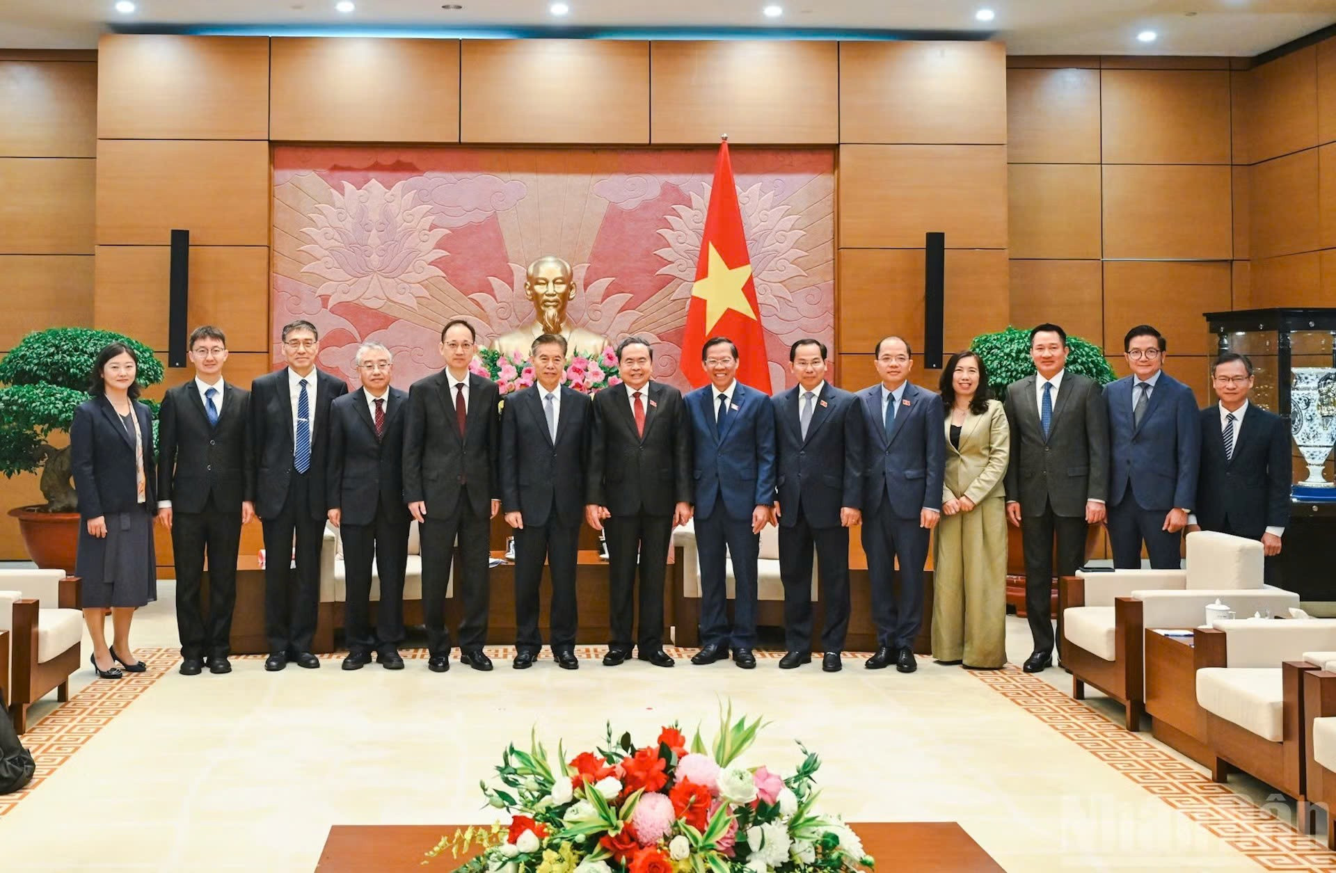Chủ tịch Quốc hội Trần Thanh Mẫn và Chủ nhiệm Ủy ban Tài chính-Kinh tế của Nhân đại toàn quốc Trung Quốc Chung Sơn với đại biểu hai nước tại cuộc tiếp. (Ảnh: DUY LINH)
