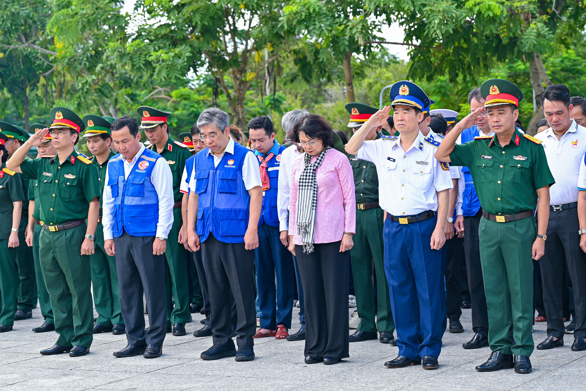 Đoàn công tác tổ chức dâng hoa, dâng hương tại Nghĩa trang Hàng Keo, Nghĩa trang Hàng Dương và Đền thờ Côn Đảo.