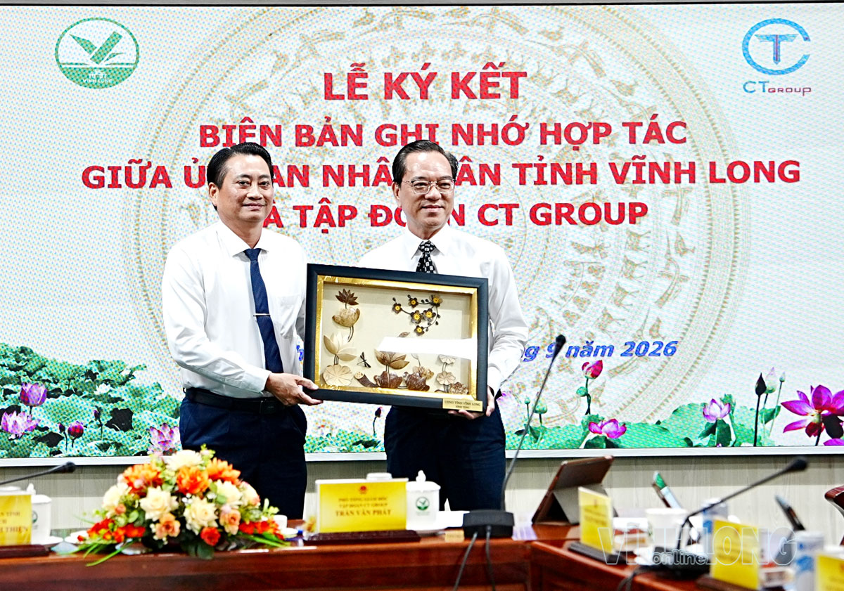 Đồng chí Nguyễn Quỳnh Thiện, Tỉnh ủy viên, Phó Chủ tịch UBND tỉnh tặng quà lưu niệm cho ông Trần Văn Phát, Phó Tổng Giám đốc Tập đoàn CT Group.