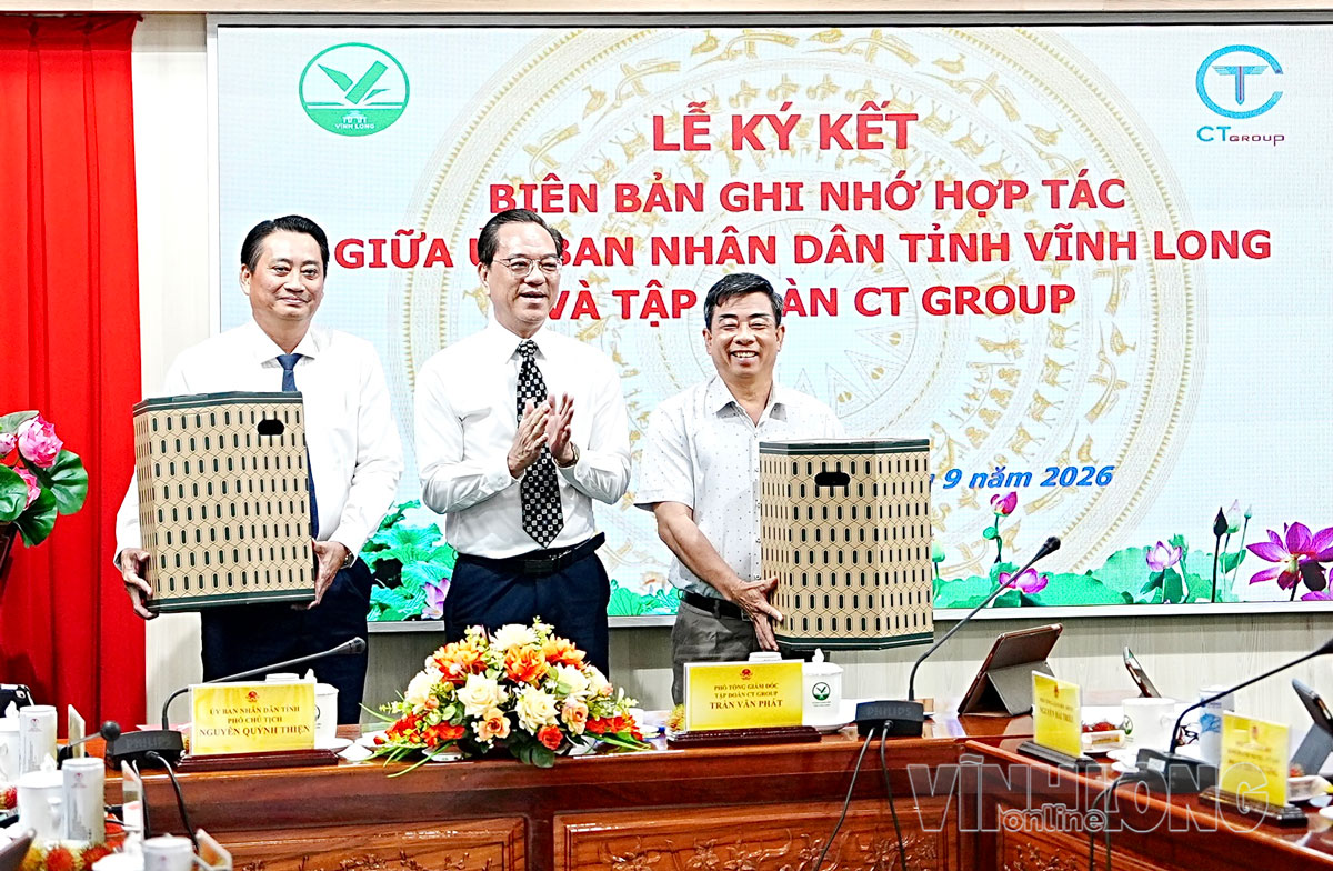 Ông Trần Văn Phát, Phó Tổng Giám đốc Tập đoàn tặng quà lưu niệm lãnh đạo tỉnh Vĩnh Long.