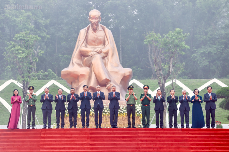 Tổng Bí thư, Chủ tịch nước Tô Lâm và các đại biểu tại Tượng đài “Bác Hồ với ngày hội non sông” - Ảnh: chinhphu.vn/Nhật Bắc