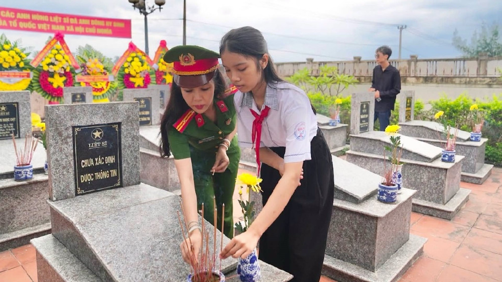 Tri ân các liệt sĩ tại Nghĩa trang Liệt sĩ Quảng Phúc. (Ảnh: HƯƠNG QUỲNH)
