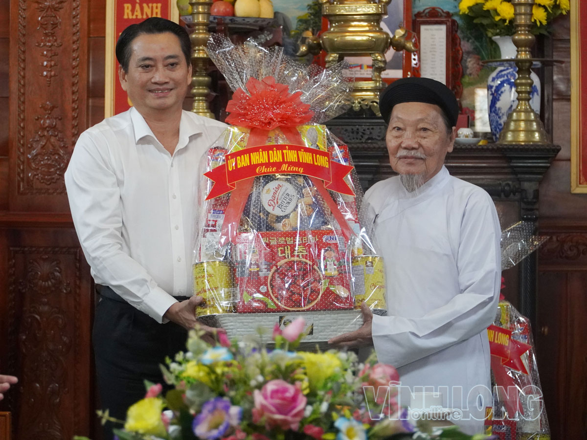 Đồng chí Nguyễn Quỳnh Thiện - Tỉnh ủy viên, Phó Chủ tịch UBND tỉnh thăm, chúc mừng Ban Đại diện Hội thánh Cao Đài Ban Chỉnh đạo tỉnh tại phường Sơn Đông.