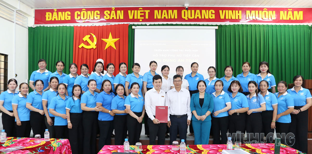 Đại biểu chụp ảnh lưu niệm tại buổi triển khai.