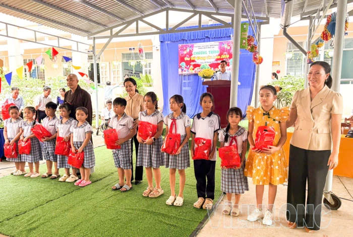 Xã Quới Điền trao quà trung thu cho học sinh