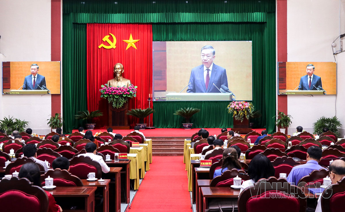 Tổng Bí thư, Chủ tịch nước Tô Lâm phát biểu chỉ đạo hội nghị. Ảnh chụp tại điểm cầu Hội trường Tỉnh ủy Vĩnh Long. Ảnh: TUYẾT NGA.