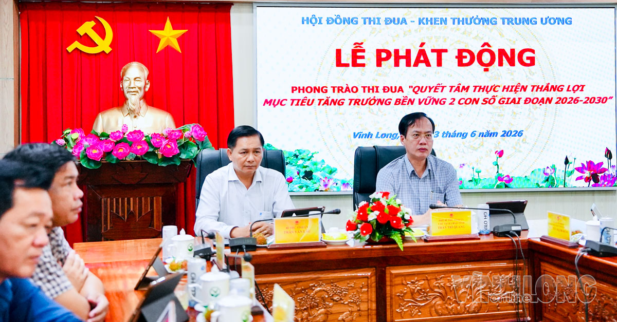 Đồng chí Trần Văn Lâu - Ủy viên Trung ương Đảng, Bí thư Tỉnh ủy; đồng chí Trần Trí Quang - Phó Bí thư Tỉnh ủy, Chủ tịch UBND tỉnh, Chủ tịch Hội đồng Thi đua - Khen thưởng tỉnh tham dự lễ phát động Phong trào thi đua “Quyết tâm thực hiện thắng lợi mục tiêu tăng trưởng bền vững 2 con số giai đoạn 2026- 2030”, ngày 13/6/2026, tại điểm cầu Vĩnh Long.