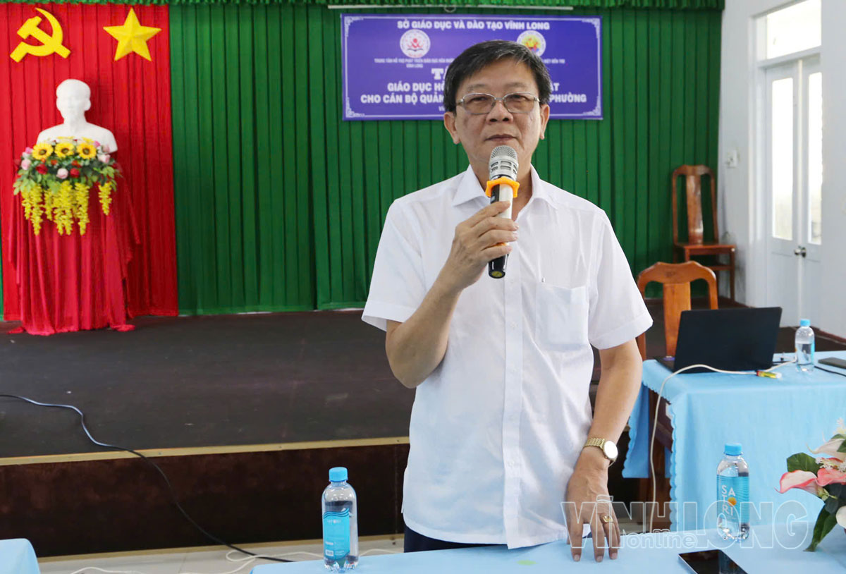 Ông Nguyễn Tương Xuyên Nghiêm - Phó Trưởng phòng Giáo dục phổ thông (Sở Giáo dục và Đào tạo) phát biểu khai mạc lớp tập huấn.